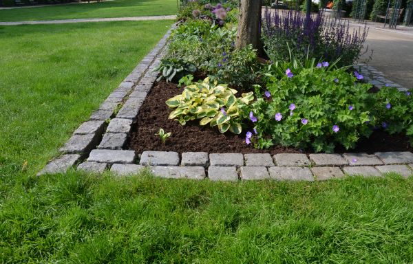 Flower Bed Mulching in Niagara Falls