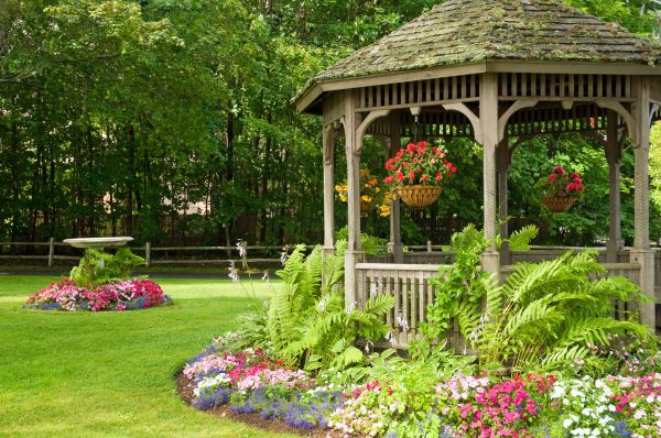 Backyard Landscaping Service in Niagara Falls